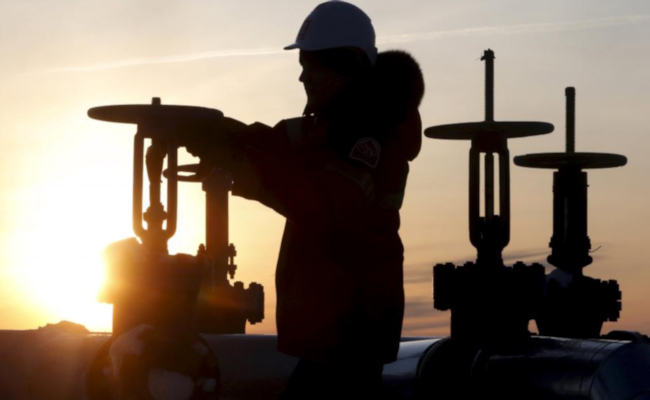 Les prix du pétrole hésitent face à une prolongation possible des baisses de production et des stocks américains records